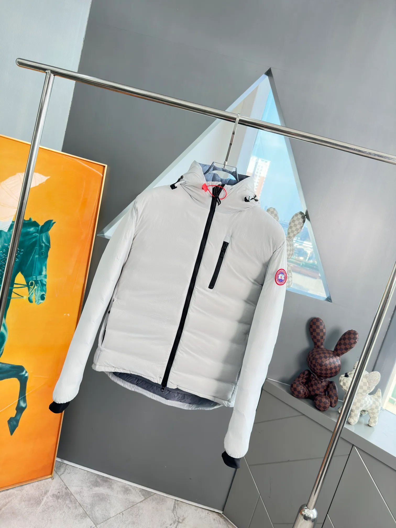 P880 official website CANADA GOOSE thin and light model. It is super lightweight and has no weight-bearing feeling on the upper body! It also shows your temperament!! The Canadian brand Canada Goose has always been recognized as the warmest down jacket. Various Instagram celebrities, Internet celebrities, and celebrities often wear it for street photos. I make Canada Goose every year, but I still can’t get rid of my love for it. No matter how cold the winter is, there is no need to be afraid. It is the legendary warmest down jacket and is known as a must-have for arctic outdoor sports! The most popular down jacket in the world, major celebrities are rushing to buy it, and it is a must-have for everyone! Size: S-2xl Color: black gray